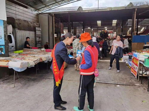 反诈在身边 赶集日,媒体 乡村反诈宣传队 摆摊 送 干货